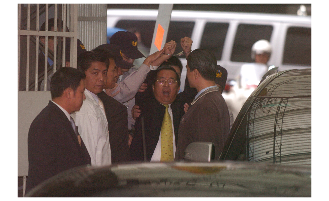 陳水扁卸任後，2008年11月11日因國務機要費案至特偵組應訊長達7小時，但扁該...