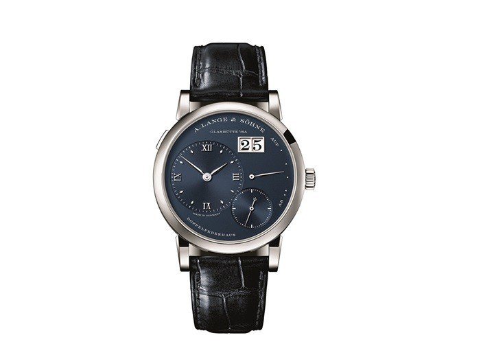 深藍工藝系列 Lange 1大日曆腕表，38.5毫米18K白金表殼、L121.1手上鍊機芯，104萬1,000元。