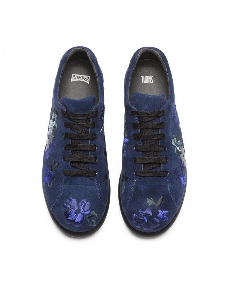 Camper Twins系列深藍色綉花綁帶休閒鞋，9,880元。圖／喜事國際提供