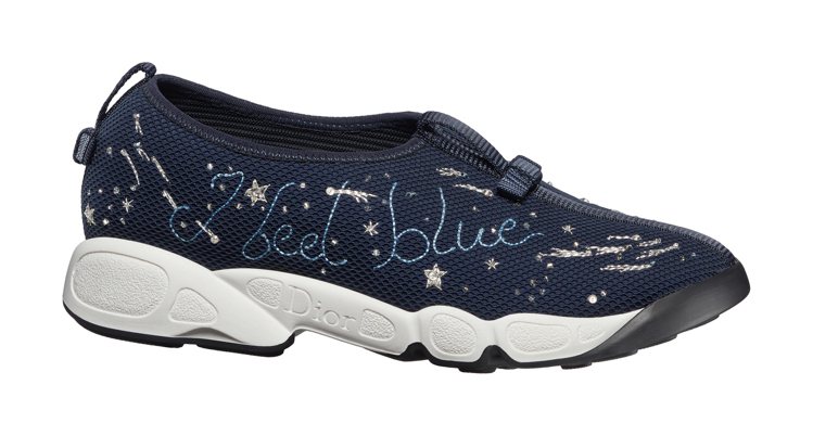 Dior Fusion藍色刺繡I Feel Blue字樣休閒鞋，40,000元。...