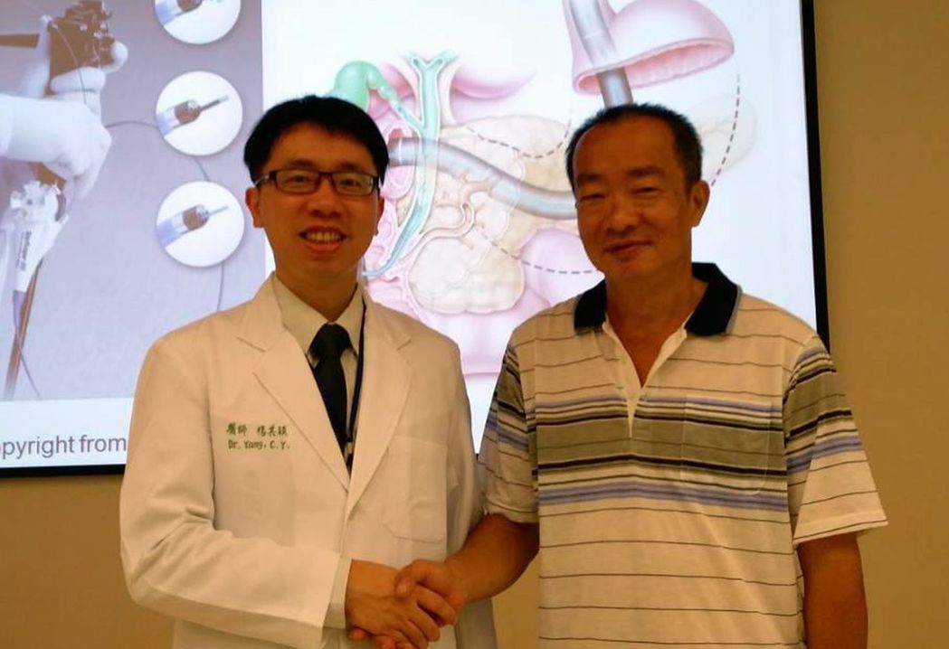 高姓裝潢工（右）術後恢復良好，他感謝醫師楊其穎（左）醫治。圖／中國附醫提供
