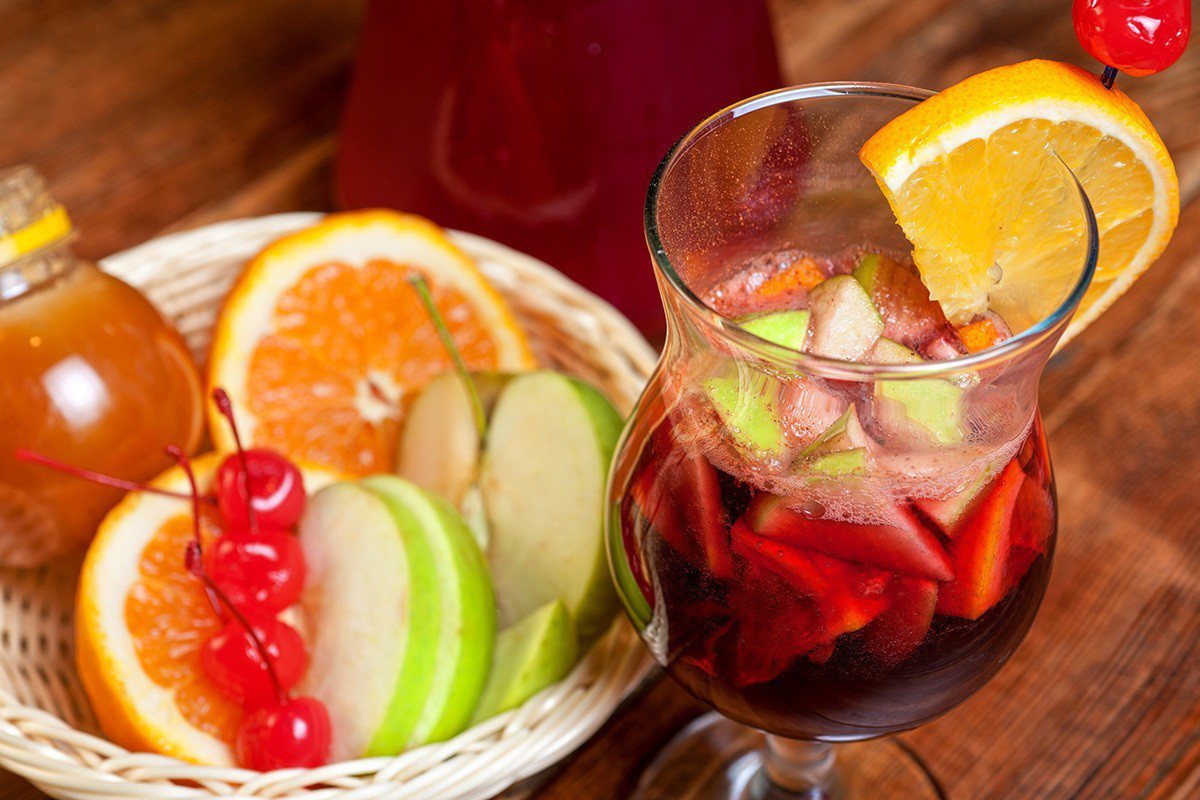 水果酒的酒精濃度雖然較低，但業者會添加果汁、果糖、焦糖色素、香料等來增添風味，換算下來，熱量甚至比一般酒類還要高。