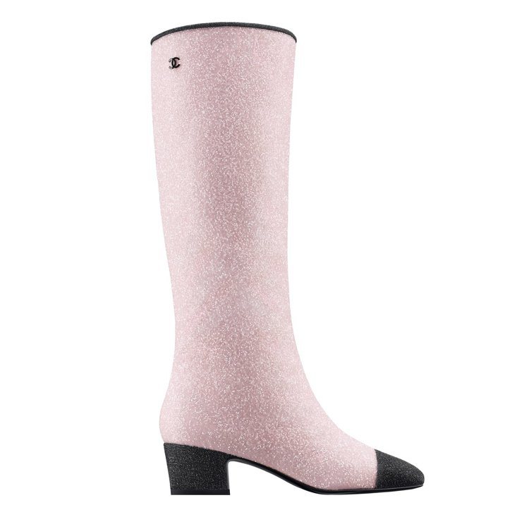 黑色漆皮鞋頭粉紅色亮片雙色長靴，49,700元。圖／香奈兒提供