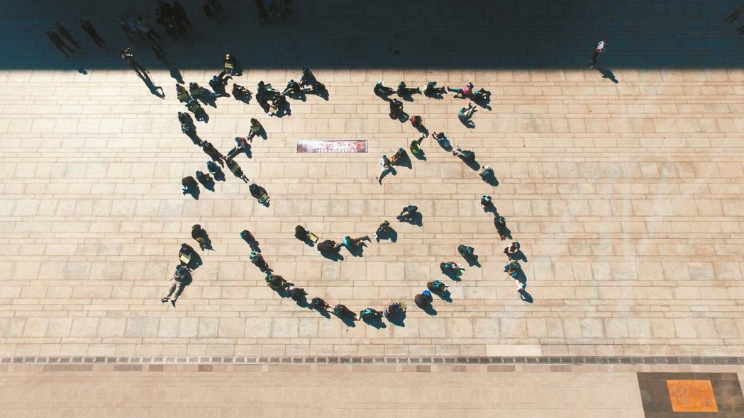 東海大學學生昨在台中市政府廣場排出「怒」字，表達對空氣汙染的不滿。 圖／台灣護樹協會提供