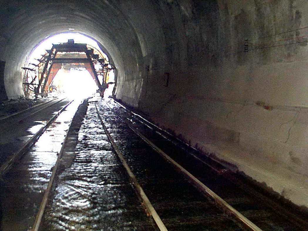 雪隧1997年底施工時，大量湧水抽坍，主坑不斷有水汨汨流向洞口。 本報資料照片