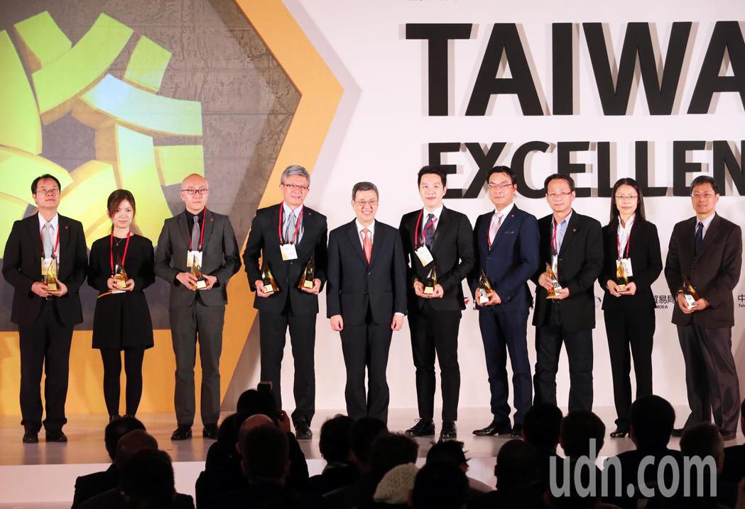第26屆台灣精品獎上午舉行頒獎典禮，副總統陳建仁（左五）與獲獎的領獎代表合影。記...