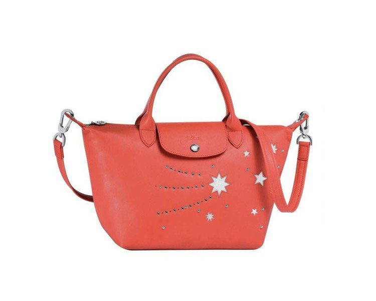 Le Pliage Cuir Étoiles系列珊瑚紅包款，售價13,380元（小）、14,760元（中）。圖／Longchamp提供