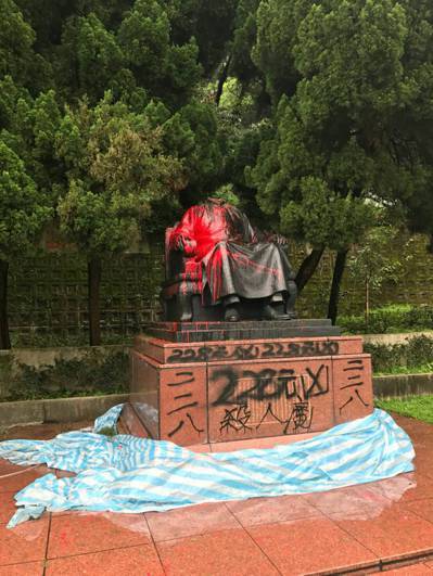 陽明公園蔣公銅像4月遭砍頭潑漆，6月時又再遭毀損。 圖／公園處提供