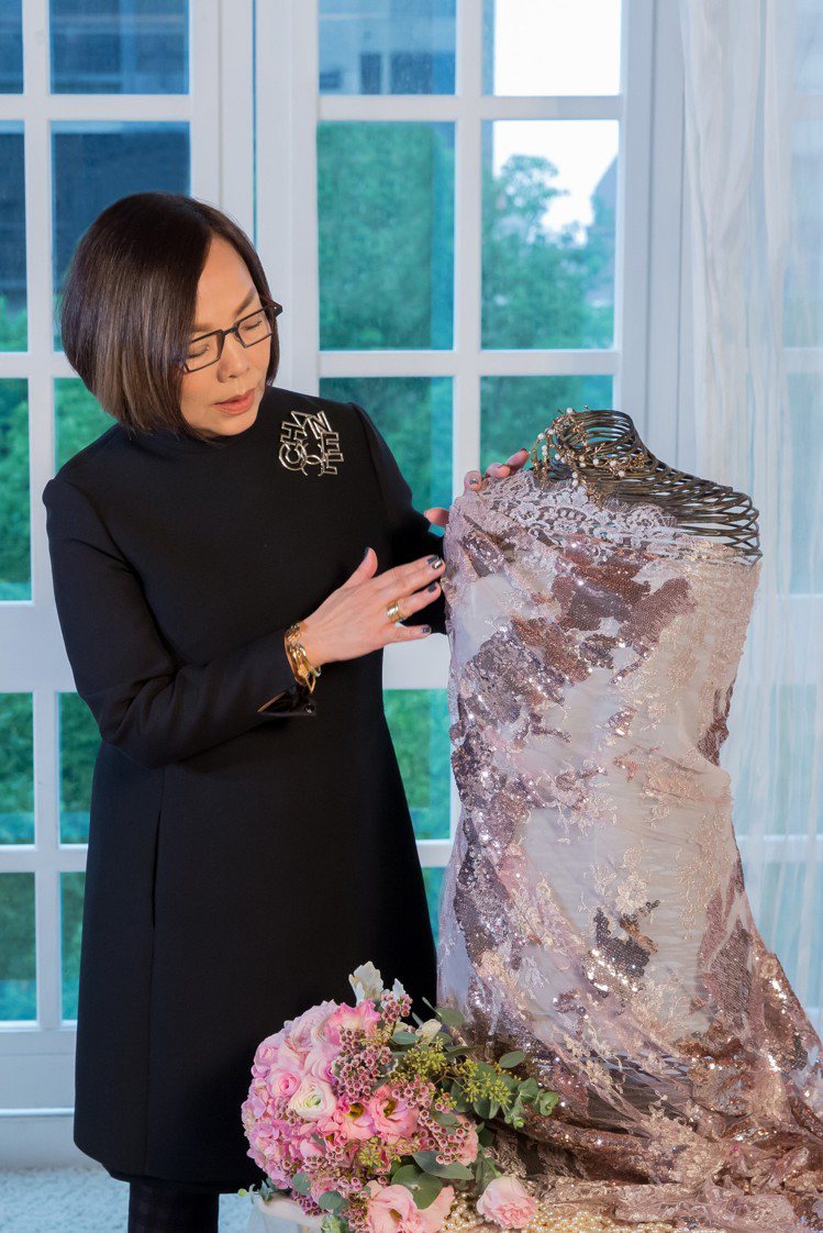 LinLi Wedding創辦人暨董事長林莉晚禮服設計說明。圖／林莉婚紗提供