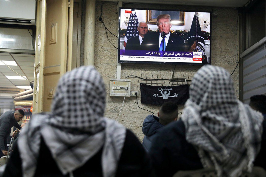巴勒斯坦人在耶路撒冷舊城看電視播出的川普演說。 路透