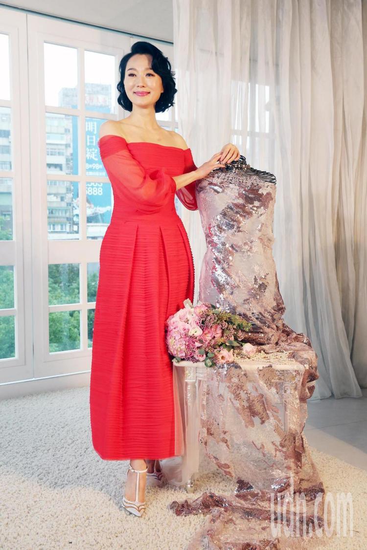 坣娜與林莉為她打造的茱萸粉蕾絲亮片禮服。圖／記者邱德祥攝影