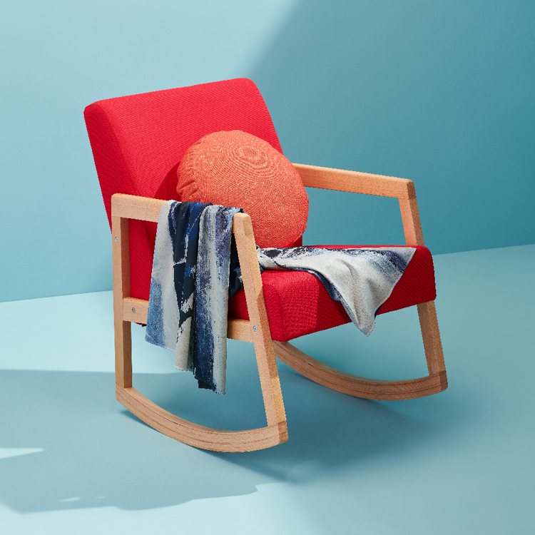 滿月搖搖躺椅組，售價8,000元。圖／生活工場提供