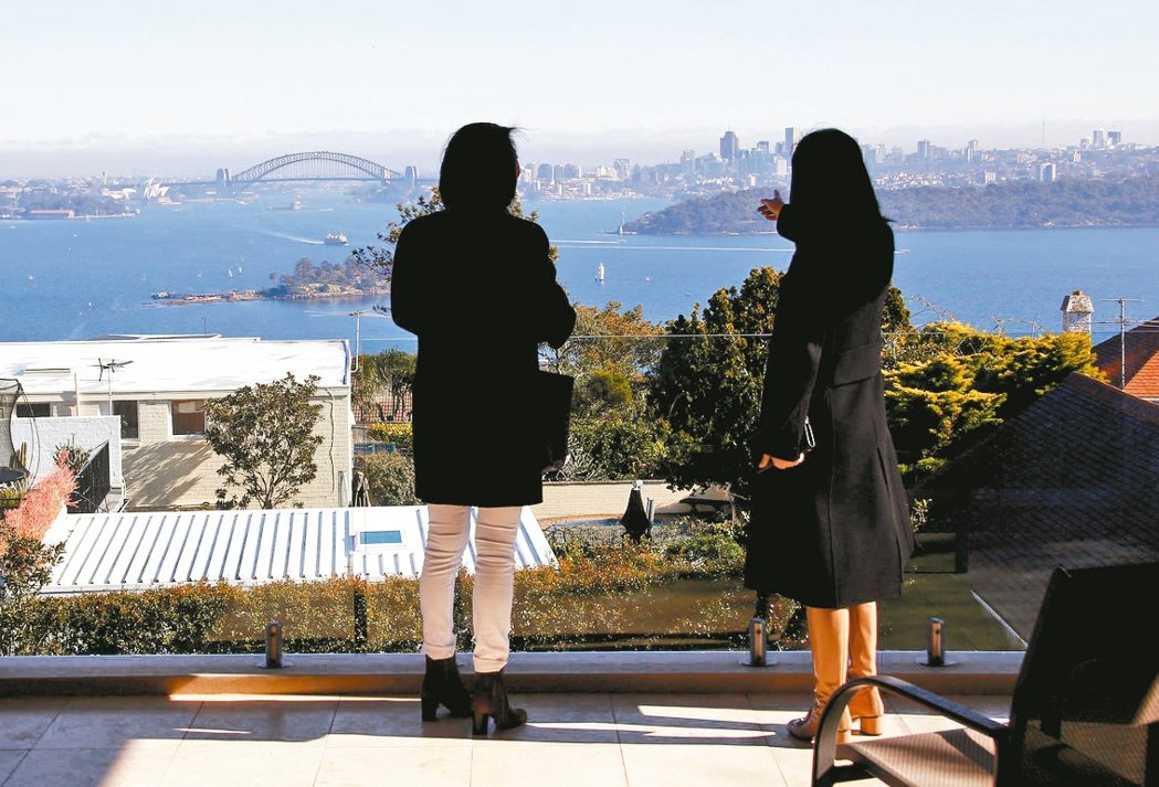 雪梨一位房屋仲介商帶客戶看房地產。 路透