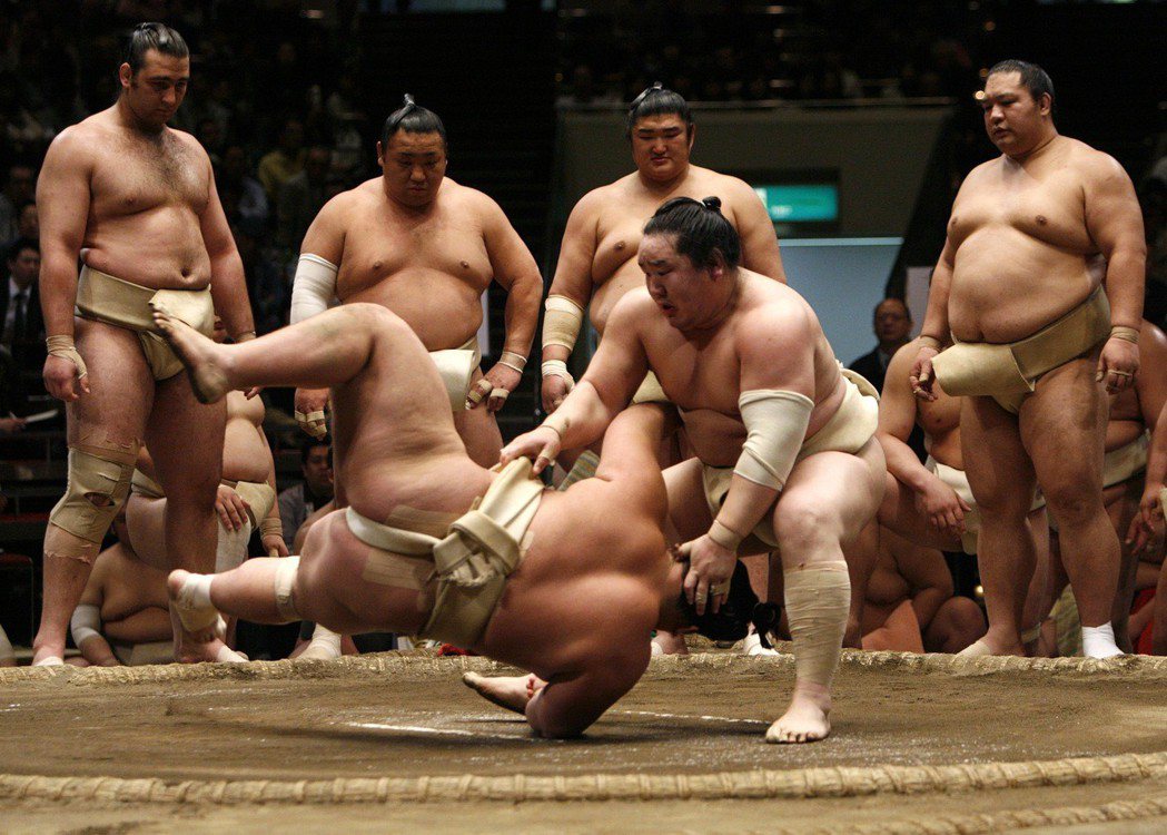 日本相撲中的力士不乏蒙古出身，圖中的朝青龍明德（右摔角者）便是一例。 圖／路...