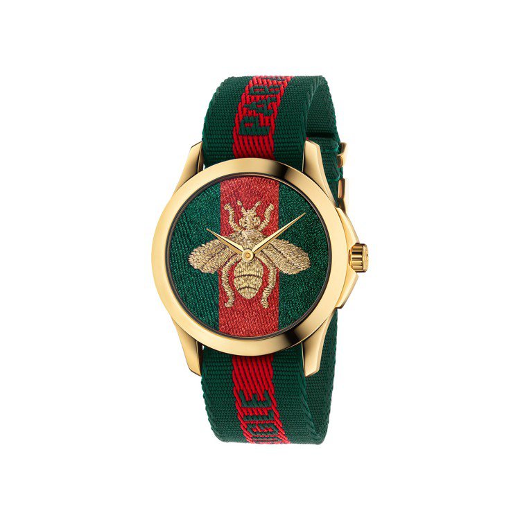 Gucci奇蹟市集系列腕表，針織綠紅綠及金色蜜蜂刺繡表面，淡金色PVD表殼，綠紅綠尼龍表帶繡有「執迷於愛」字樣 ，約30,000元。圖／Gucci提供