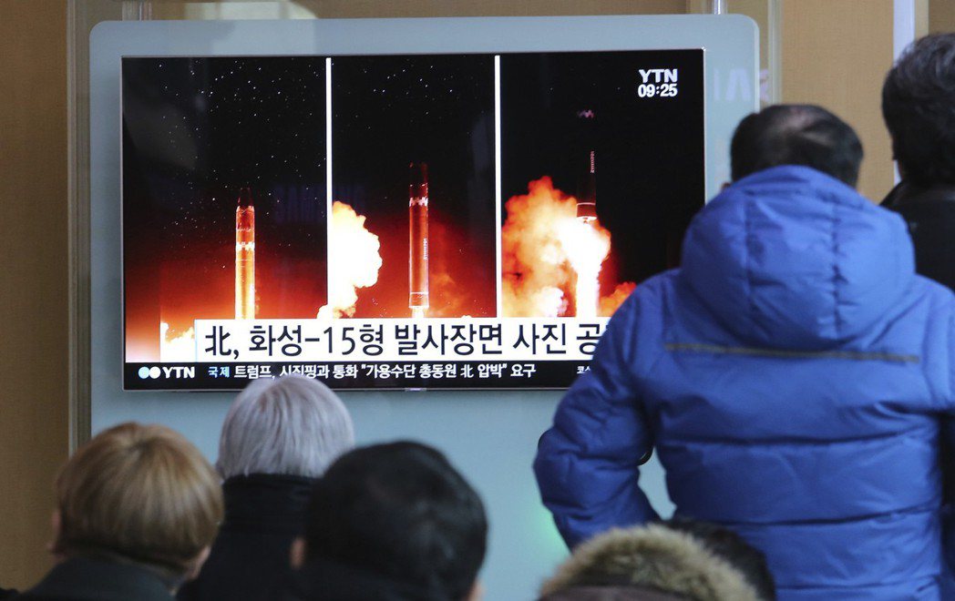 南韓民眾11月30日在首爾火車站，看電視報導北韓前一天試射洲際飛彈新聞。 美聯社