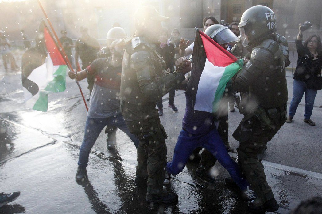 土耳其之外，許多阿拉伯國家的人民也憤怒號召，走上街頭並舉著巴勒斯坦旗幟抗議以色列...