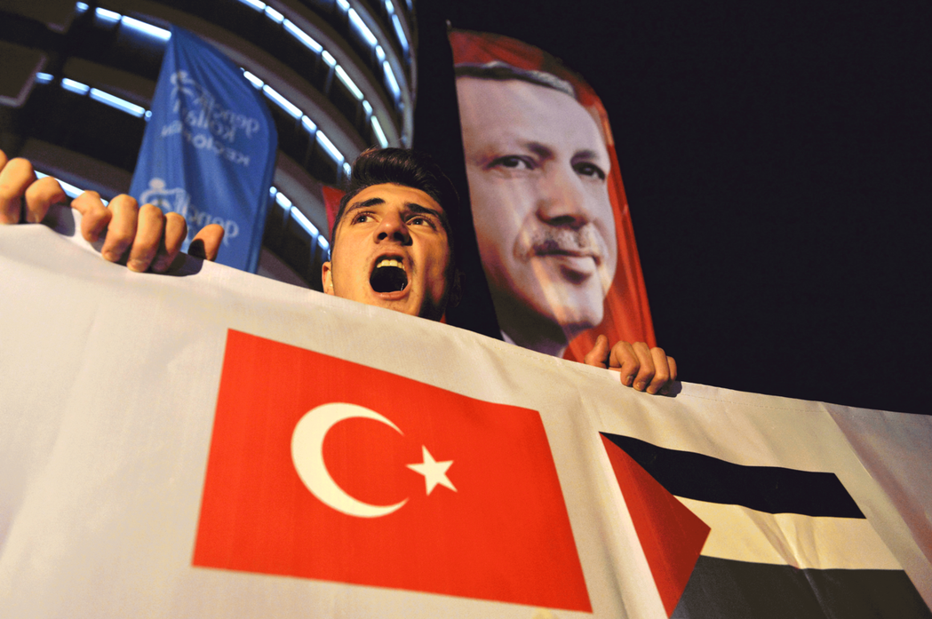 面對川普對以色列的應許，土耳其總統厄多安（背後肖像中人物）悲憤指責以色列是「恐怖...