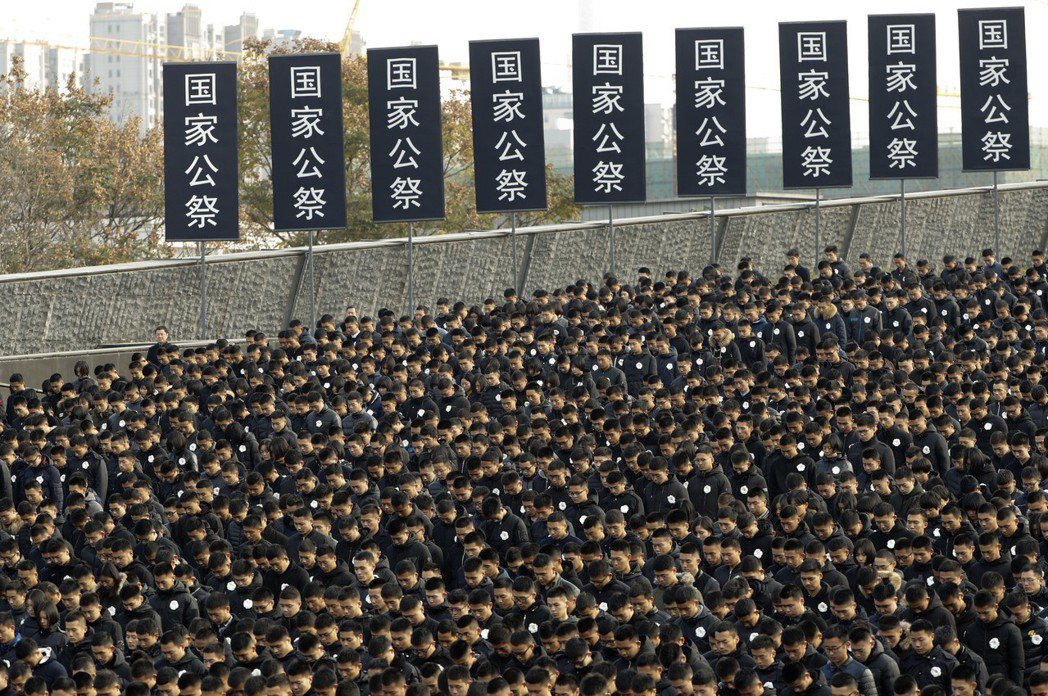 南京大屠殺死難者國家公祭儀式在侵華日軍南京大屠殺遇難同胞紀念館舉行。圖為民眾為南...