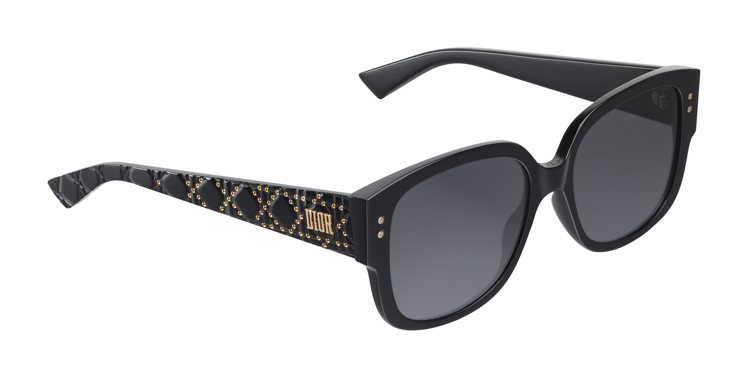 LadyDiorStuds黑色鉚釘籐格紋，灰色墨鏡，約16,700元。圖／Dior提供