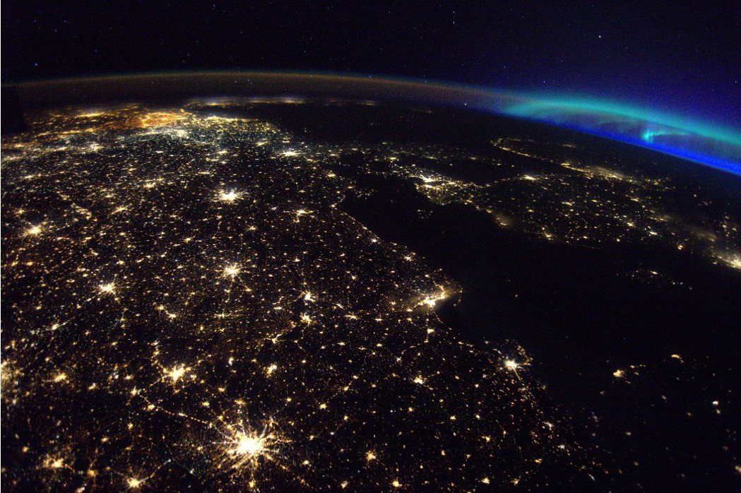 太空人佩斯凱（Thomas Pesquet）今年五月從國際太空站拍到的歐洲夜間影...
