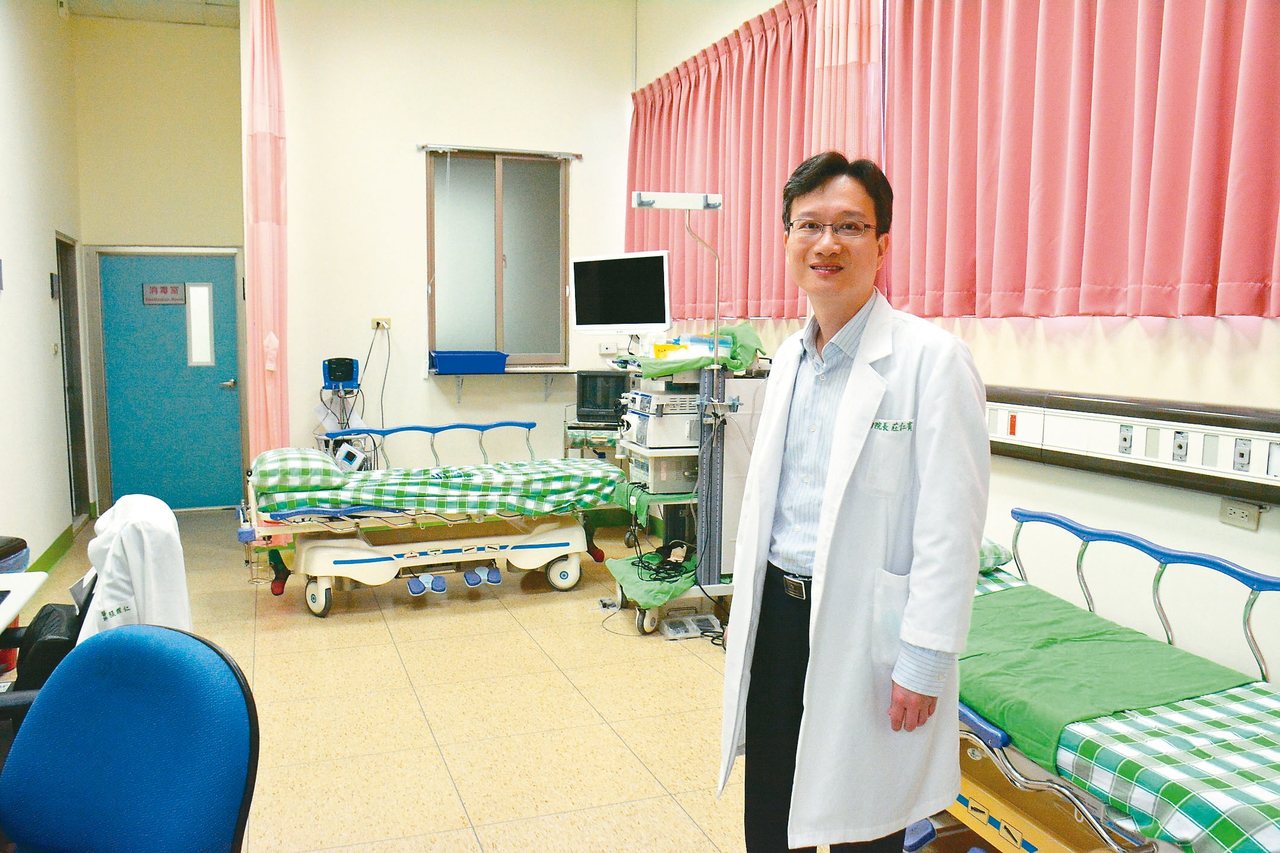 衛福部台南醫院新化分院長莊仁賓將盈餘用來增添醫療設備，提高服務品質 。
