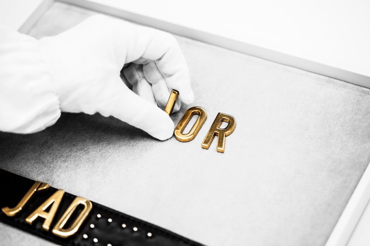 Jadior包款的製程，由資深工匠嚴格把關。圖／Dior提供
