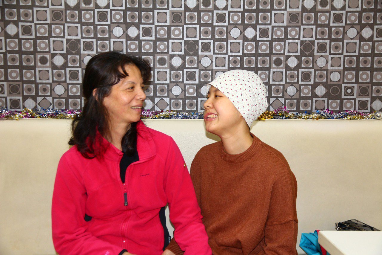 今年22歲的紀妍（右）19歲時罹患軟組織肉瘤癌，歷經開刀、化療等過程，靠著很多努力以及母親等家人支持終於撐過當時的痛苦，讓他相當感謝家人一路陪伴。（陽光基金會提供）中央社
