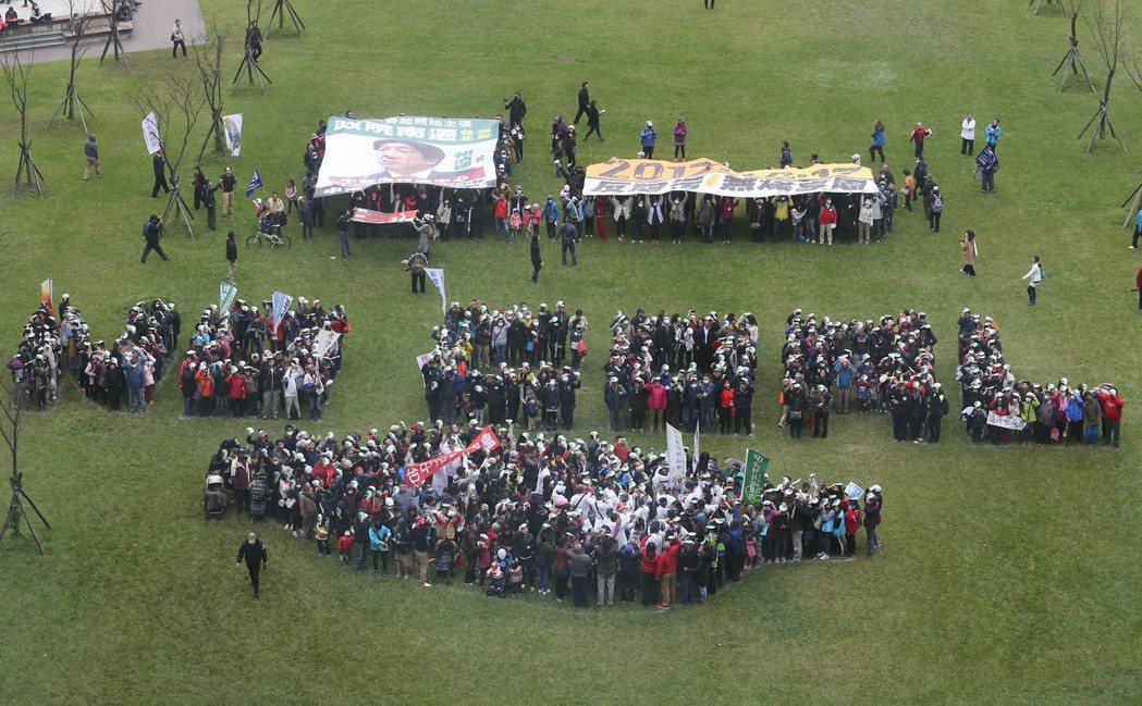 台中反空汙遊行，熱情的民眾共同排出「NO COAL」大字與台灣形狀，希望大家一同加入全球減媒抗暖化的行列。 記者黃仲裕／攝影