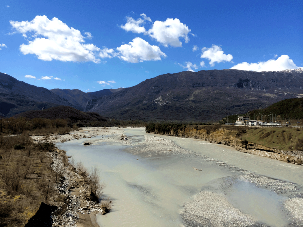 阿爾巴尼亞與希臘的界河：車子沿著河谷向北，時而攀附山稜線，時而緊挨河床。 圖...