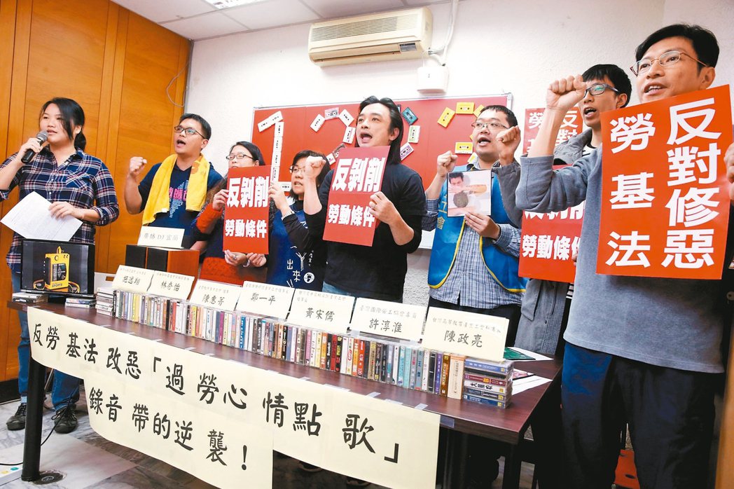 反勞基法修法遊行前，勞團上午舉辦過勞心情點歌，將台灣勞工的怨恨和不滿，用歌曲傳遞...