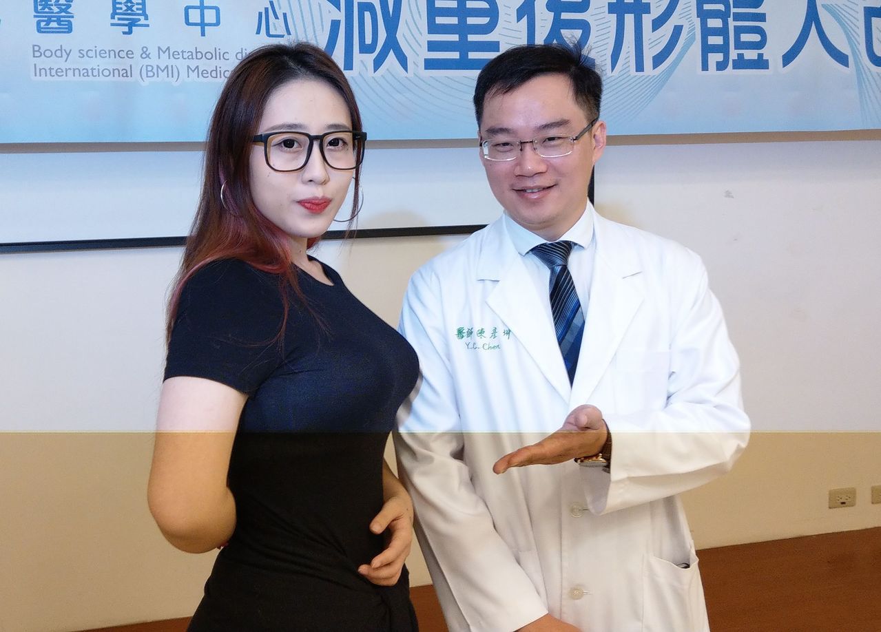 及偉佳（左）感謝醫師陳彥州（右）醫治，讓她擁有好身材。記者趙容萱／攝影