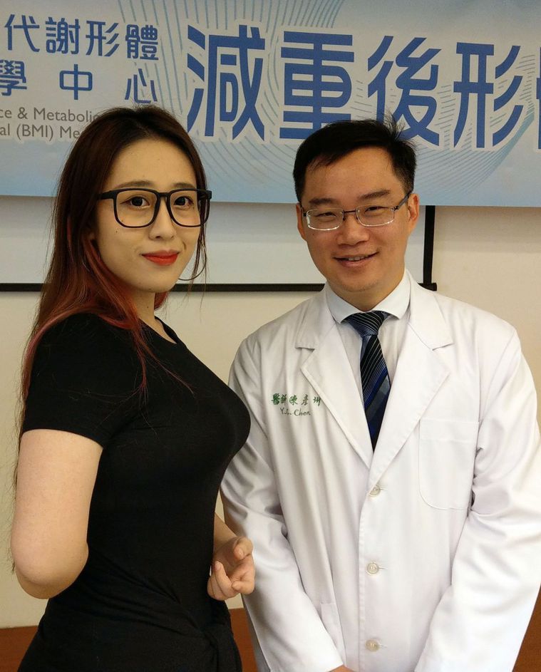 及偉佳（左）感謝醫師陳彥州（右）醫治，讓她擁有好身材。記者趙容萱／攝影