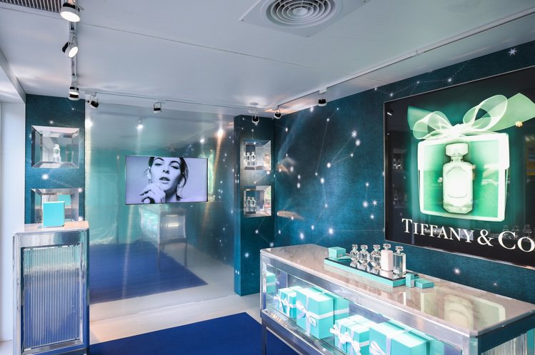 台中新光三越的Tiffany ＆ Co.香氛快閃店換上全新的耶誕星空視覺。圖／科蒂精品提供