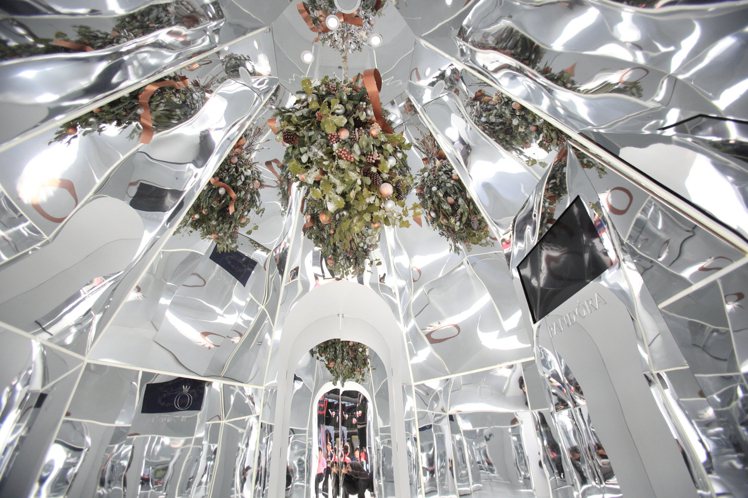 耶誕樹內以鏡面反射呈現出藝術光影及晶亮空間，同樣以槲寄生元素裝飾。圖／PANDORA提供