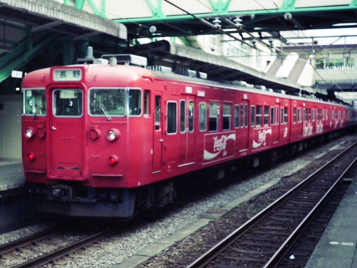 「可口可樂列車」是日本國鐵115系的特別塗裝的傳說夢幻車款。 圖／維基共享