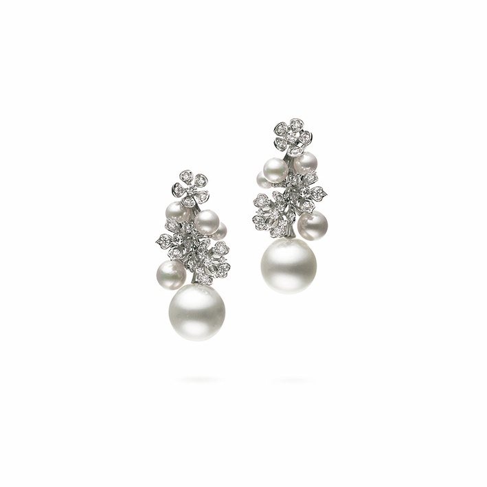 BLOOM Collection南洋珍珠及日本Akoya珍珠18K白金鑽石耳環，36萬9,000元。圖／MIKIMOTO提供
