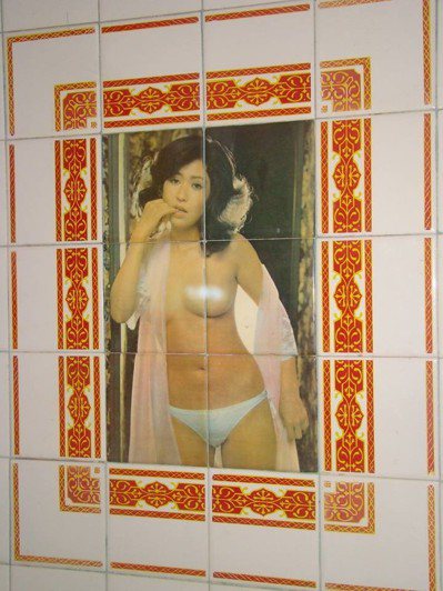 東亞大旅社客房浴室還保存早年的裸女磁磚，現在想找可能也找不到。 圖／陳俊哲提供