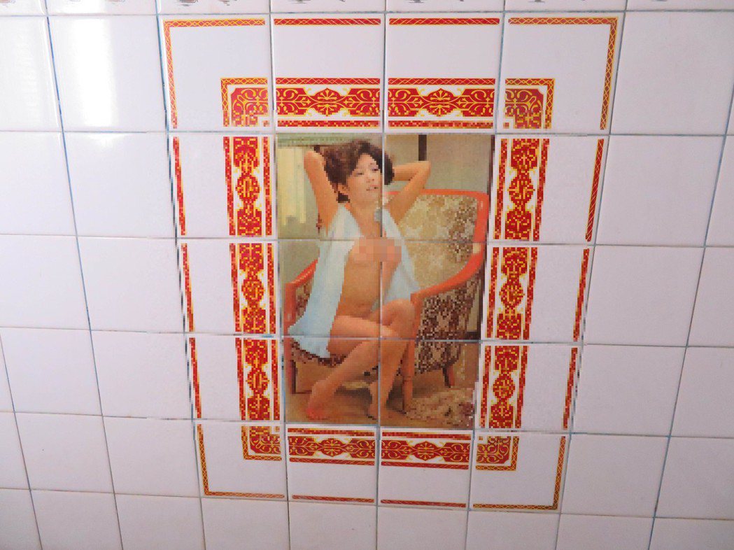 東亞大旅社每間客房的浴室都有裸女磁磚，老闆說「這是不能說的秘密」。
 記者魯永...