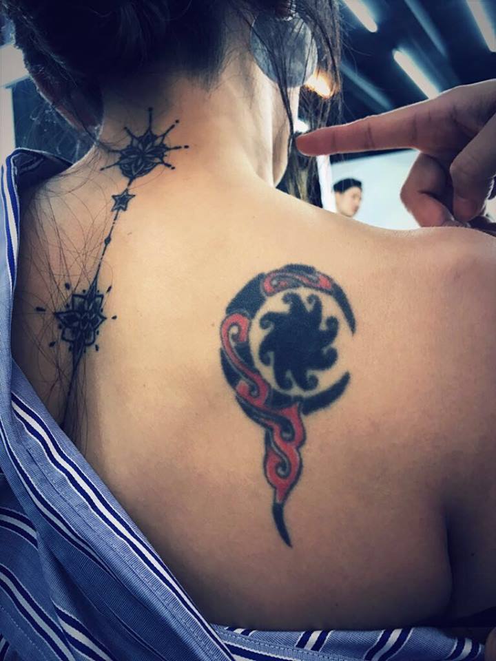 蔡健雅肩上的月亮太陽刺青。圖／摘自蔡健雅臉書