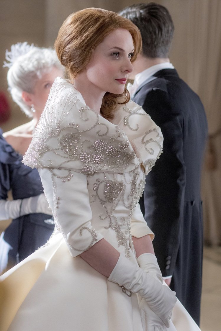氣質女星蕾貝卡弗格森演繹的女高音Jenny Lind，穿著表面綴以Swarovski精緻水晶刺繡的真絲白裙和外套，展現高雅氣質。圖／施華洛世奇提供