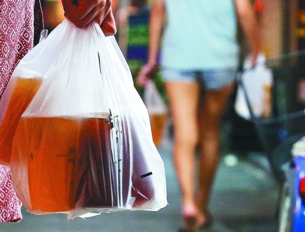 明年元旦起，民眾購買手搖杯等飲料，店家將不再提供塑膠袋。 圖╱聯合報系資料照片