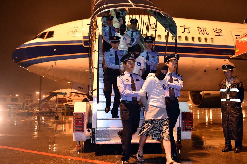 2016年4月，97名電信詐騙犯罪嫌疑人（中國籍65人，台灣籍32人），從馬來西亞押解送往中國。 圖／新華社