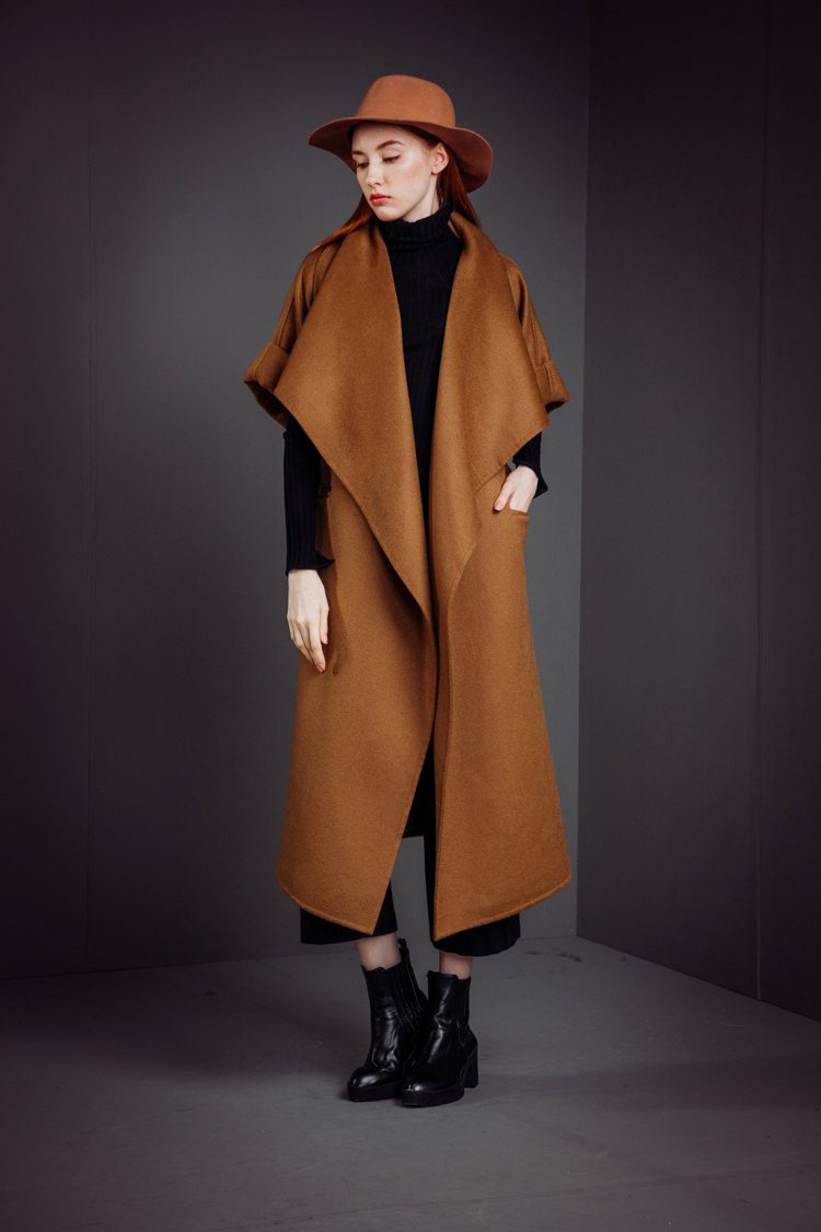 純羊毛大寬領時尚大衣，售價24,800元。圖／KeyWear提供