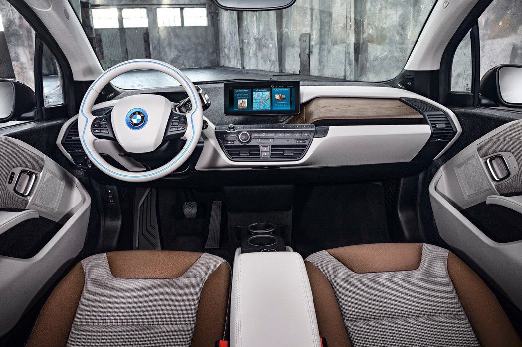 BMW i3標準配備Neutronic織布座椅，以深色調為主軸搭配使用環保天然材...