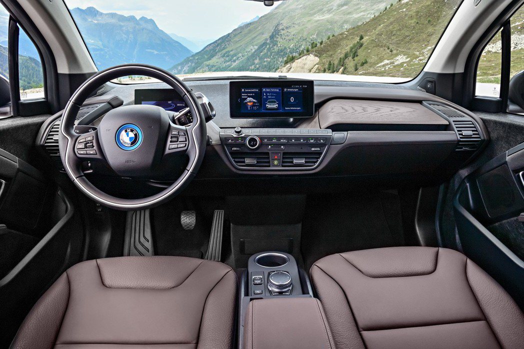 BMW i3s的內裝除了採用羊毛等永續材質，以Electronic Sensat...