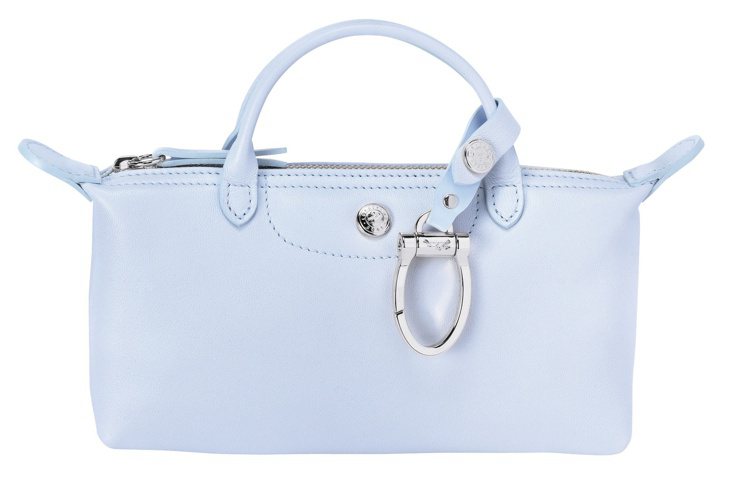 狗年限定晨曦藍色手拿包，售價6,400元。圖／Longchamp提供