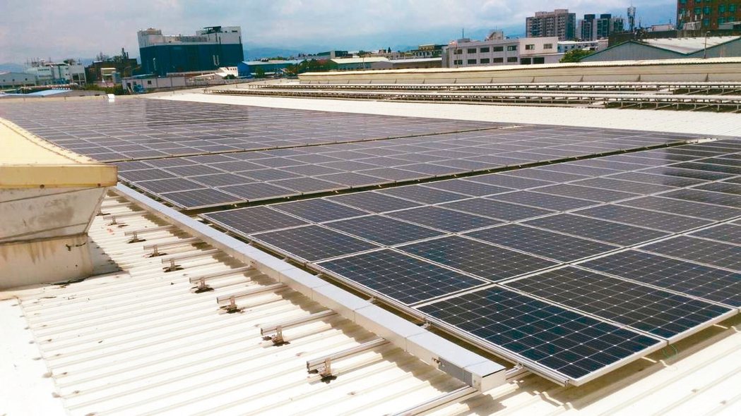 桃園市府補助並鼓勵民間申設光電屋頂，也將放寬相關規範。 圖／桃園市政府提供