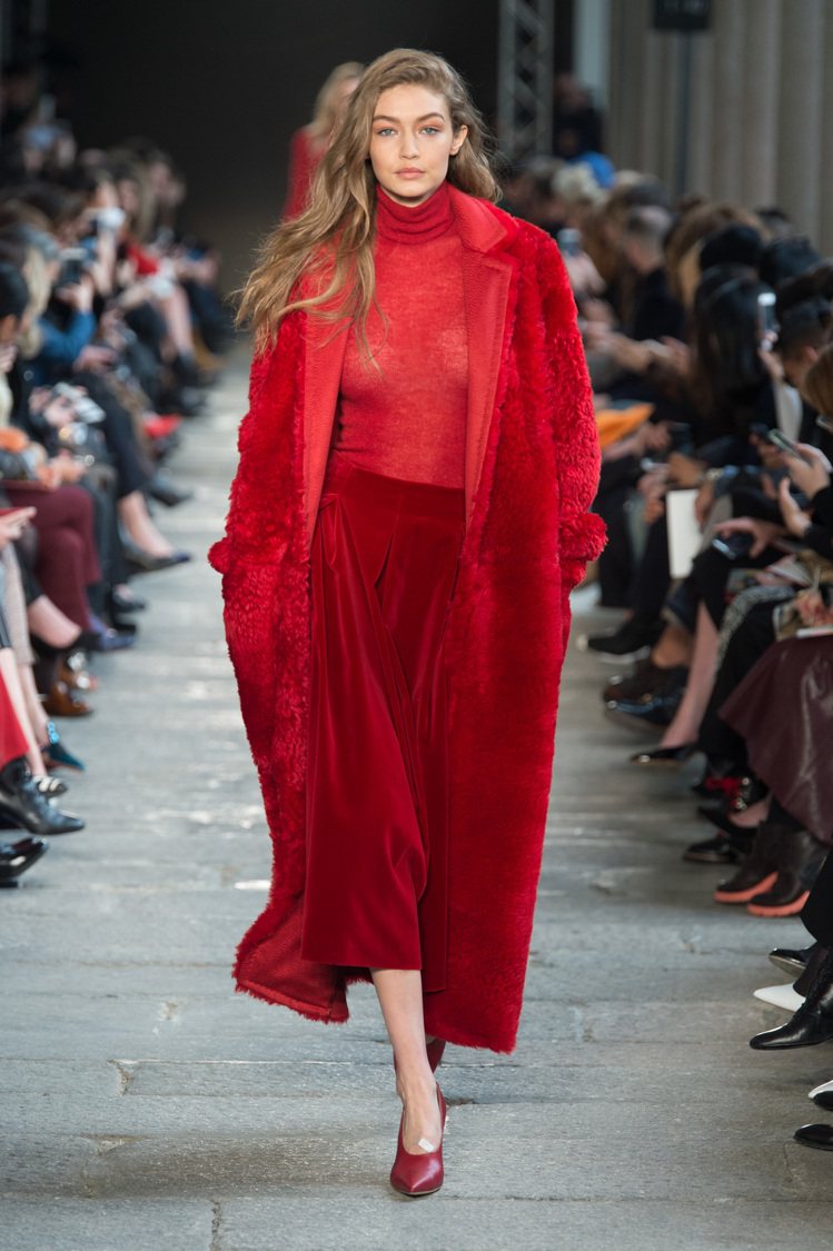 Gigi Hadid於秀上穿著紅色的Max Mara泰迪熊大衣。圖／Max Mara提供
