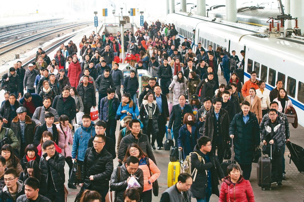 美國人口普查局估計，2018年元旦，全世界人口總數將突破74億人，中國總人口數仍排名第一，圖為2017年春運南京火車站的乘客們。 中新社資料照